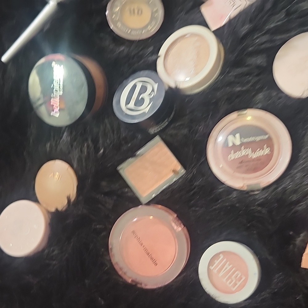 Cosmetics - Picture 3 of 3